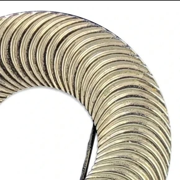 VINTAGE MID-CENTURY BEAU GOLD TONE ROUND WOMENS BROOCH - Picture 2 of 3